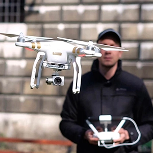 photo d'un homme et un drone blanc