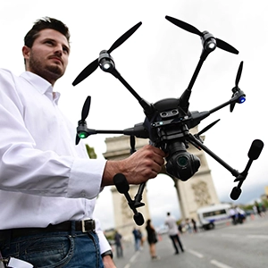 photo d'un homme et un drone noir