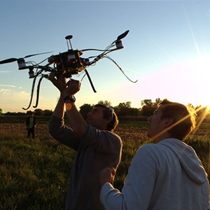 photo de deux hommes et un drone