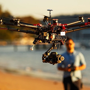 un drone rouge