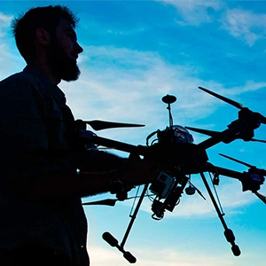 ombre d'un homme tenant un drone