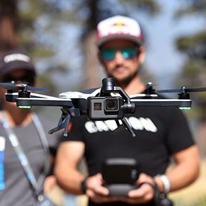 un homme, une femme et un drone noir